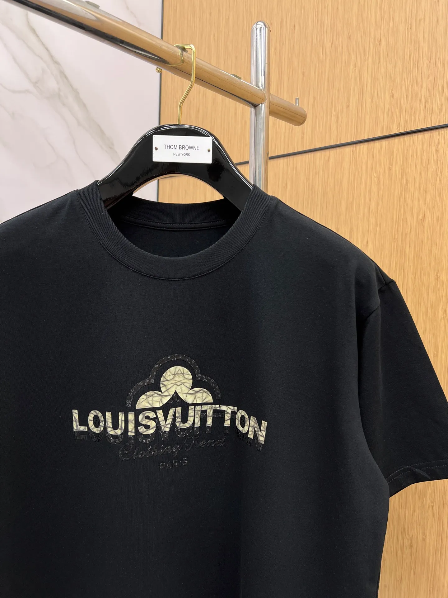 Louis Vuitton LV🌟New Arrival first counter, the latest New Arrival short-sleeved round neck T-shirt, Premium customized design, avant-garde and fashionable! Brand logo heavy craftsmanship design Premium custom fabrics. Soft to the touch. Comfortable to wear. Counter-level exquisite stitching. Fine workmanship. The upper body effect is incomparably handsome! A must-have item for a stylish man! 🐎🐎Size: M-XXL (Size table is in the last picture)